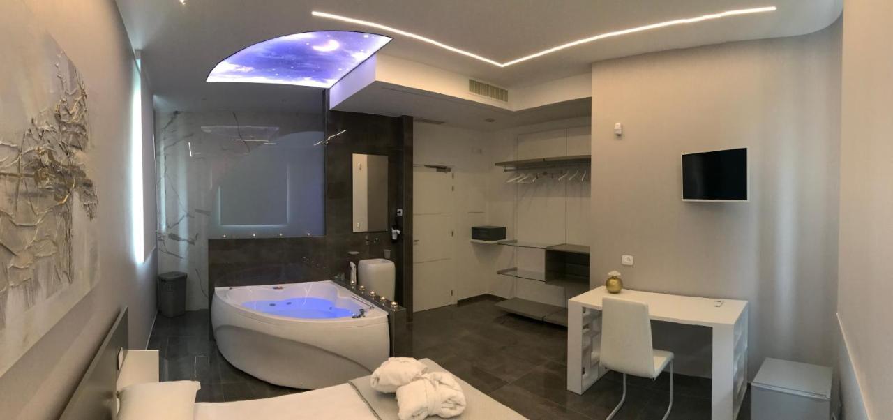 Habitación con cama extragrande y bañera de hidromasaje