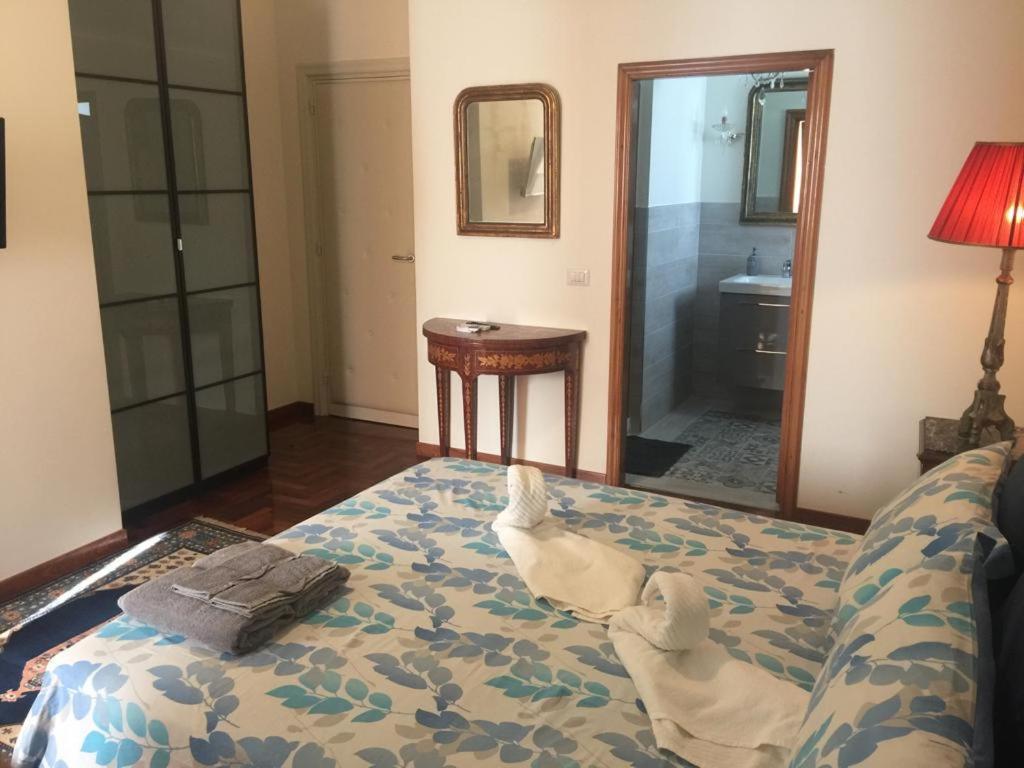 Habitación con cama extragrande.