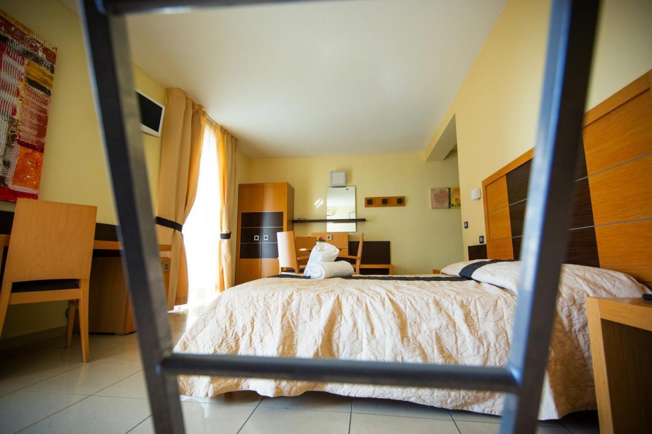 Camera Familiare con Vista Piscina
