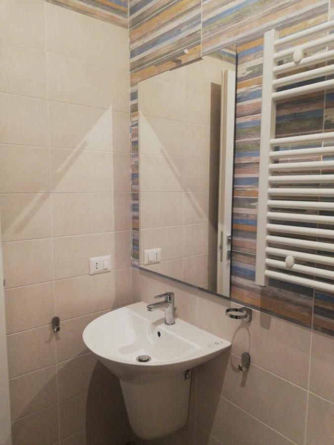 Habitación con cama grande y balcón