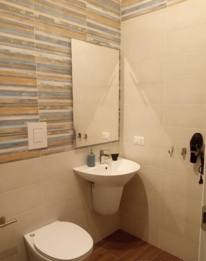 Habitación con cama extragrande y balcón