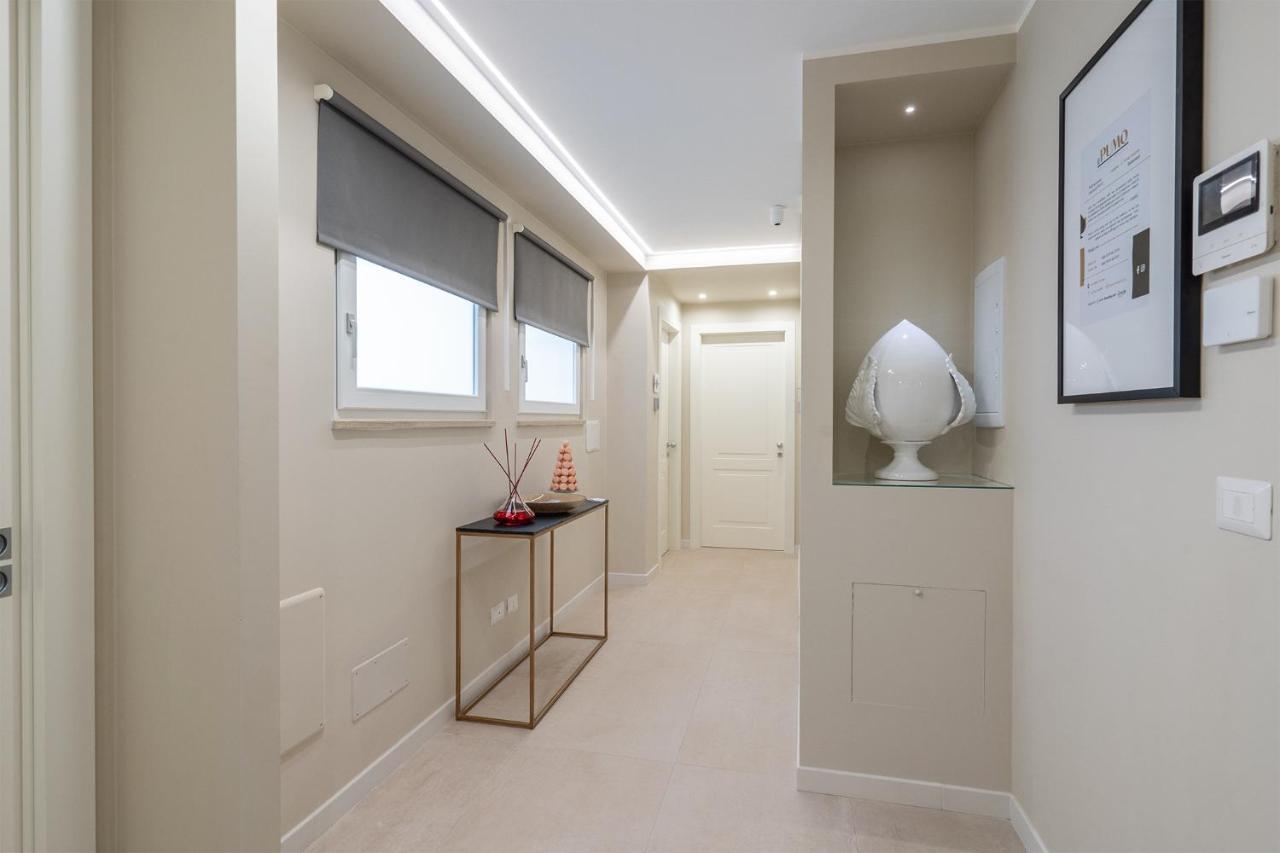 Habitación con cama extragrande y balcón
