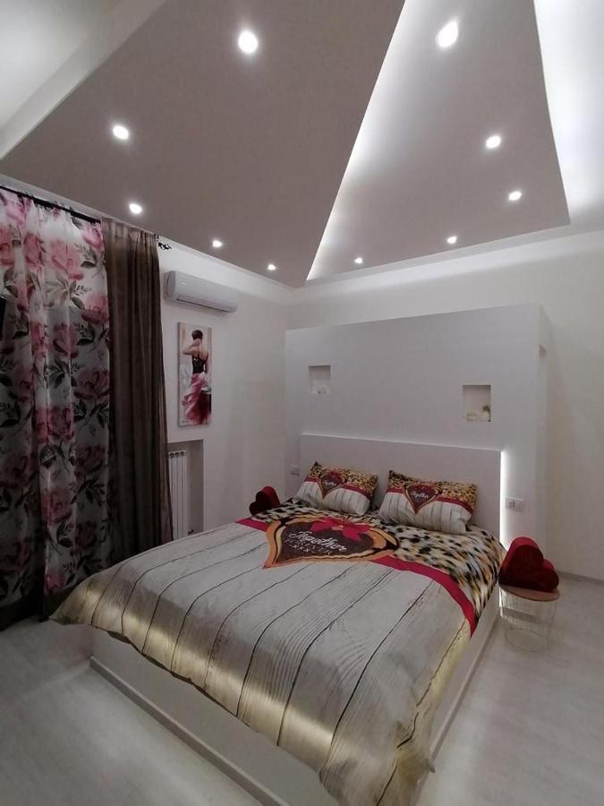 Habitación con cama extragrande y balcón
