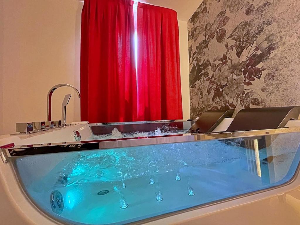 Doppelzimmer mit Whirlpool-Badewanne