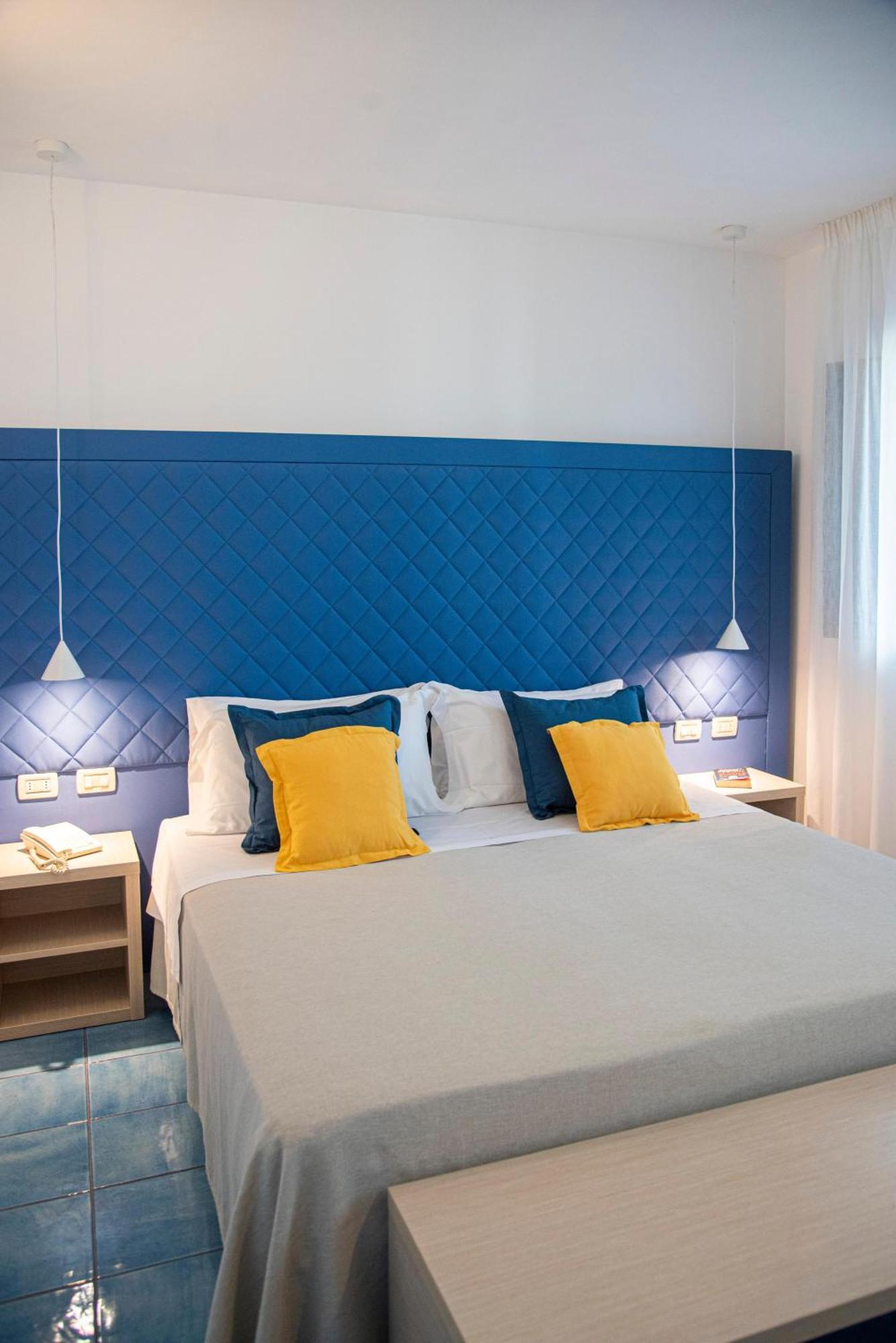 Quadruple Deluxe Suite with Sea View