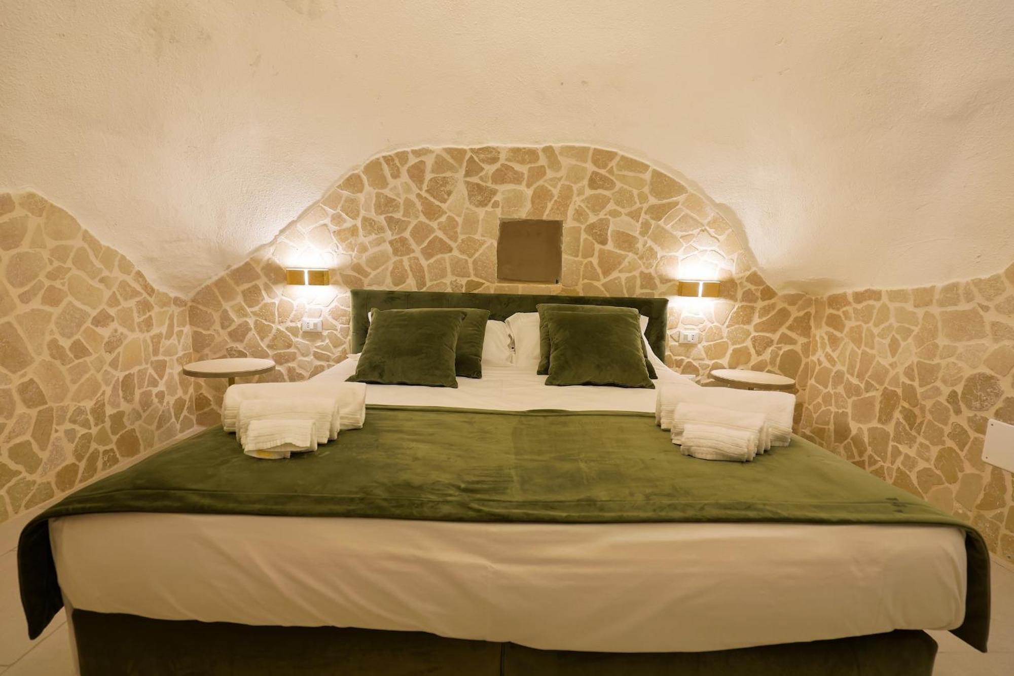 Zimmer mit Kingsize-Bett und Poolblick