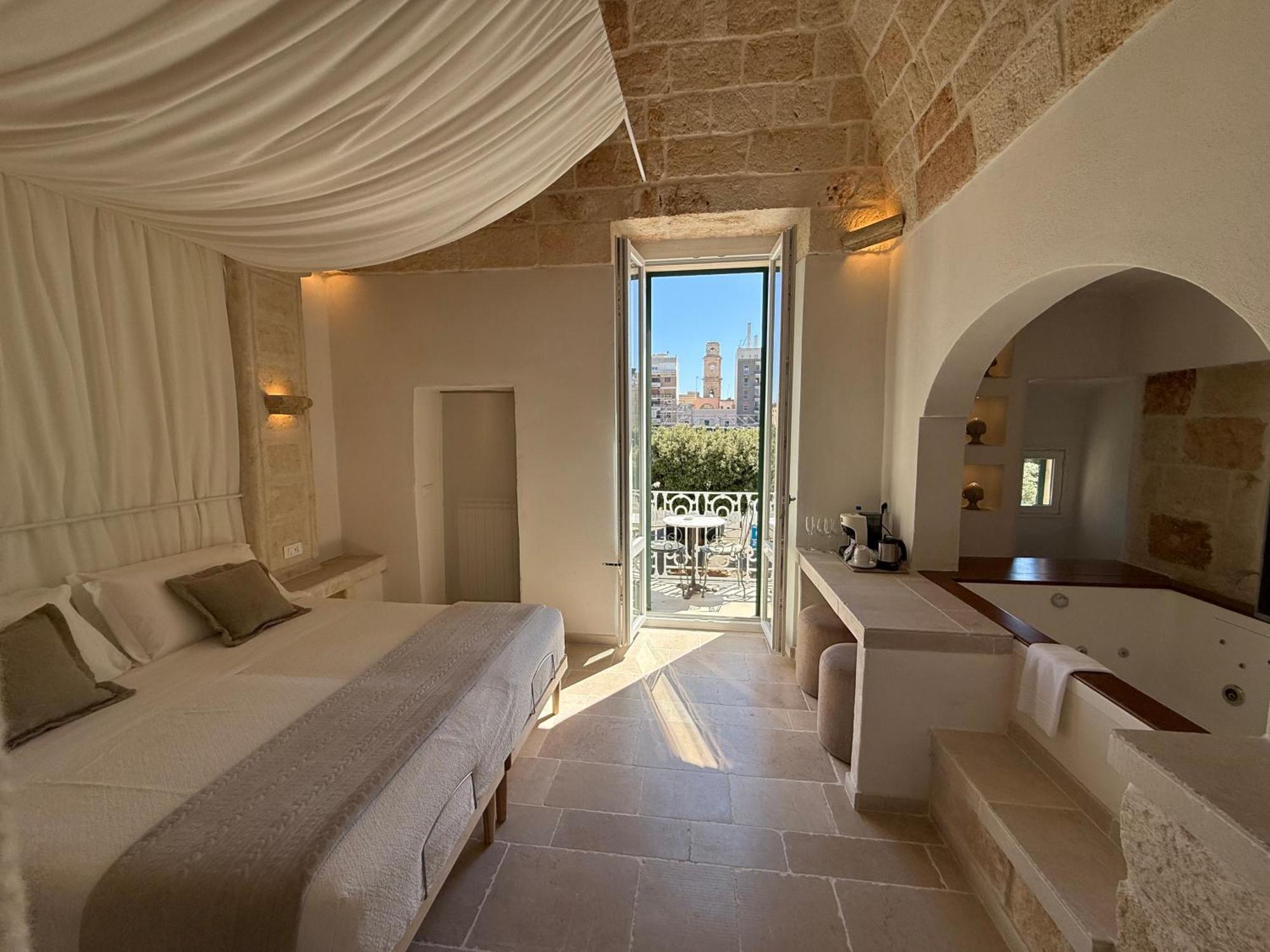 Zimmer mit Queensize-Bett und Whirlpool-Badewanne