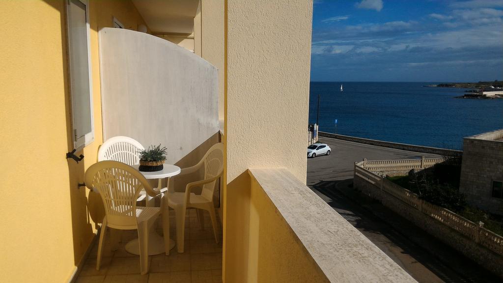 Camera Matrimoniale con Balcone e Vista Mare