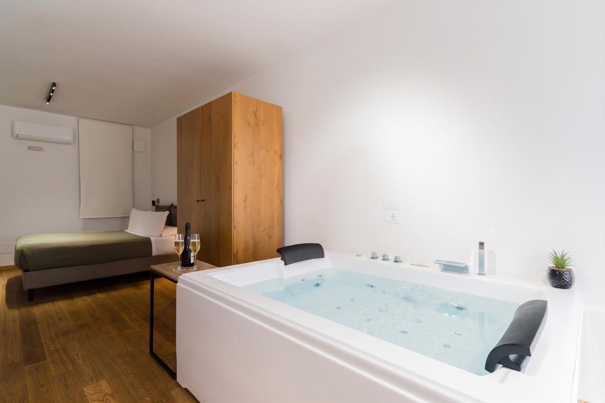 Deluxe Suite with Spa Bath
