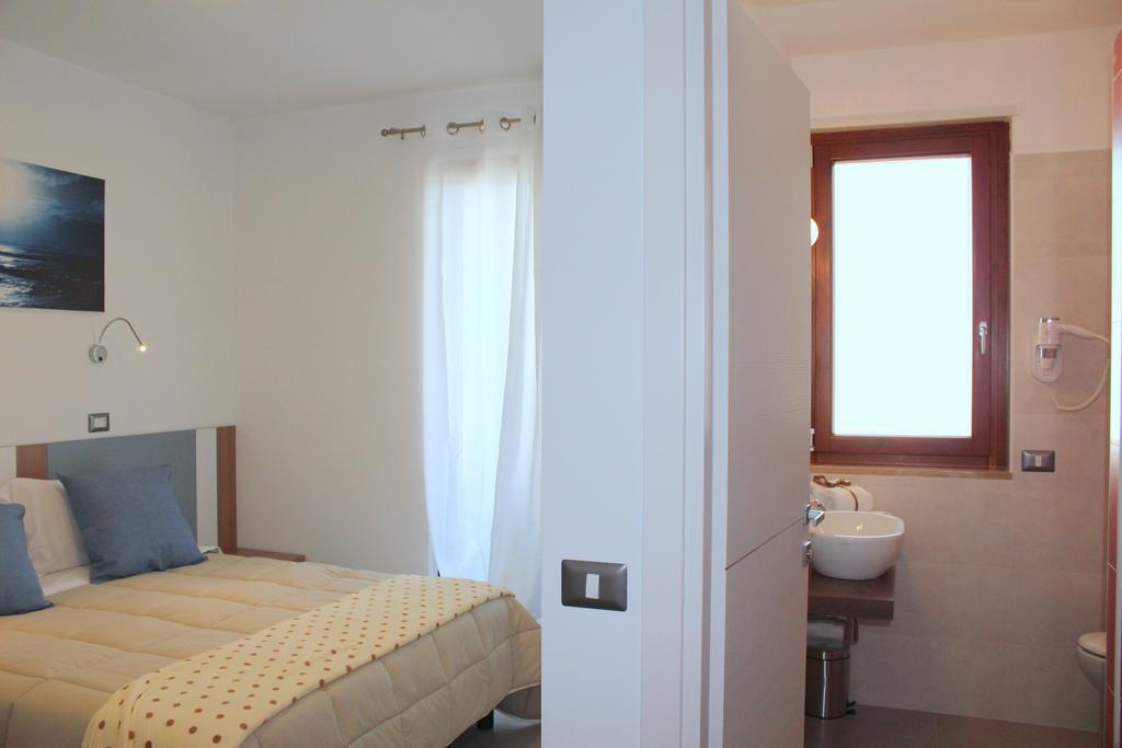 Doppelzimmer mit Balkon und Meerblick