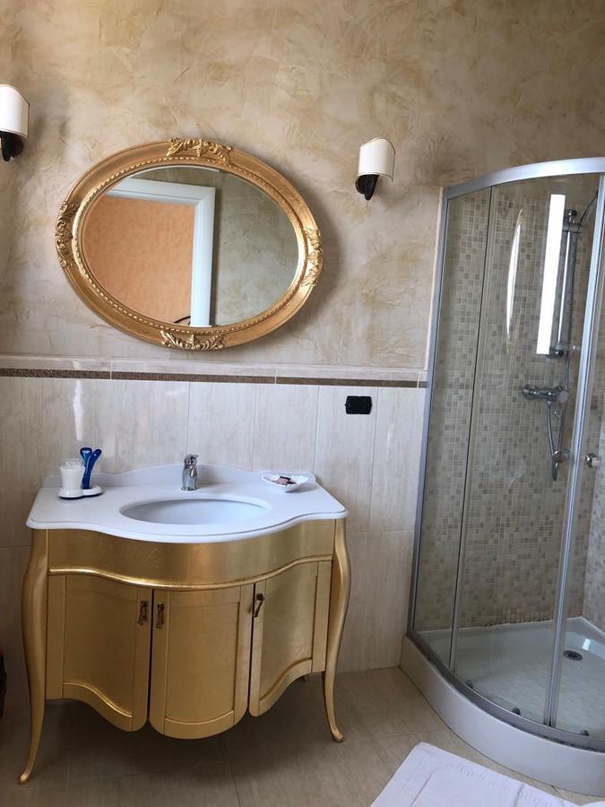 Zimmer mit Queensize-Bett und Meerblick