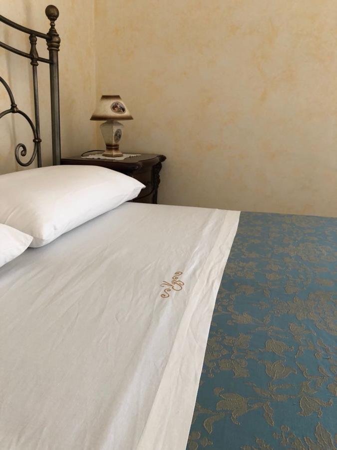 Zimmer mit Kingsize-Bett und Meerblick