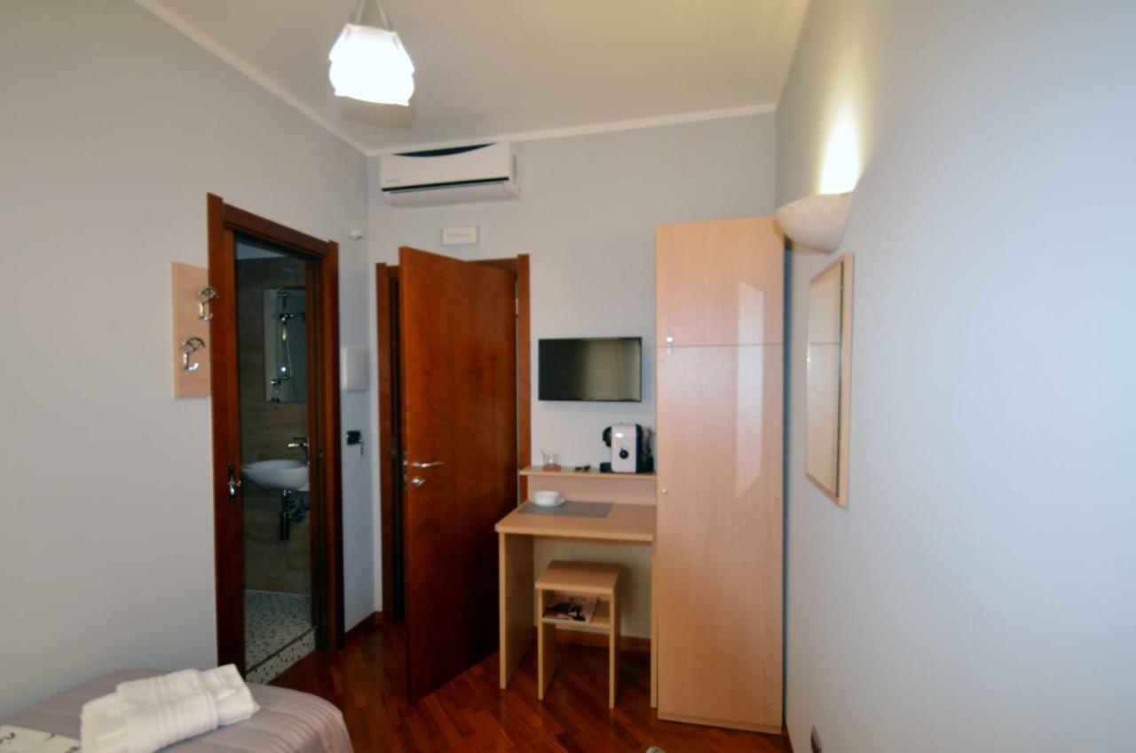 Single Room,850786643:JPEG