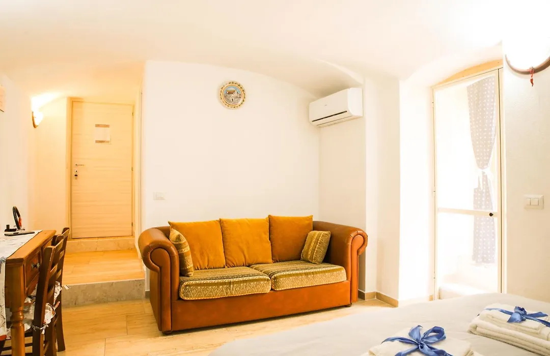 Canthouse Bari-1