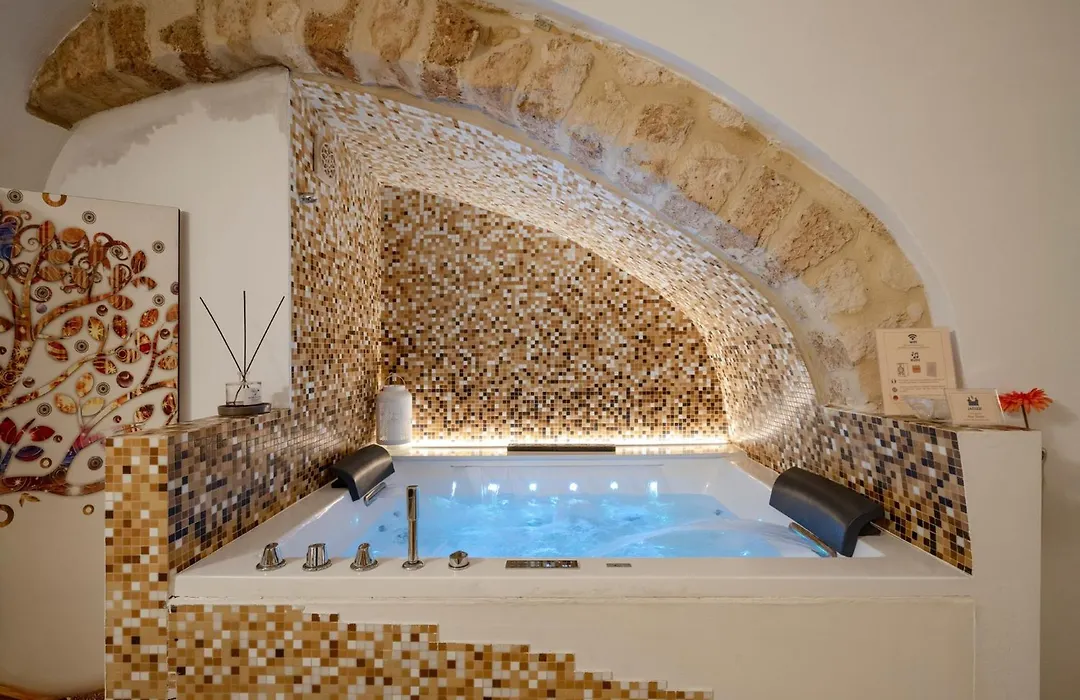 Guesthost - Number 12 Luxury Room-1