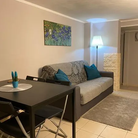 Iris Apartment-2