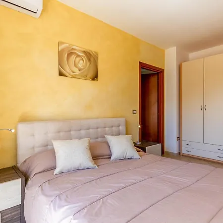 Guesthost - Roomy Apartment With Terrace & Parking-3