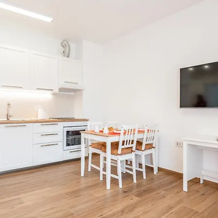 Guesthost - Central Station Apt With Parking-2