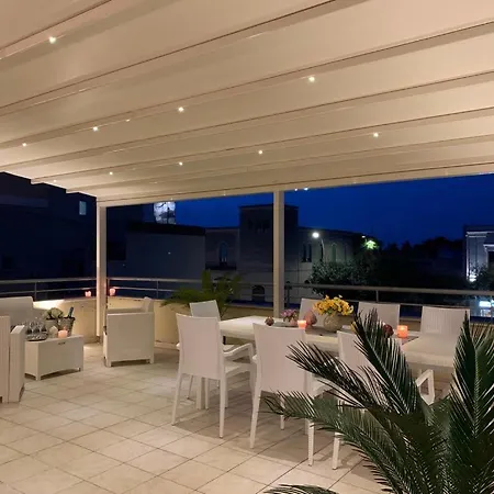 Guesthost - Roomy Apartment With Terrace & Parking-2