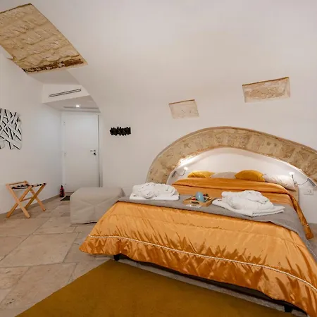Guesthost - Number 12 Luxury Room-3