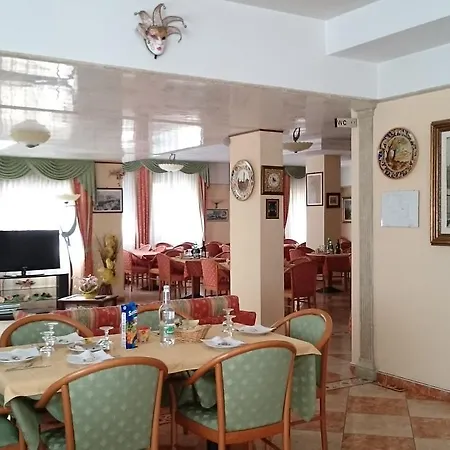 Hotel Holiday House-2