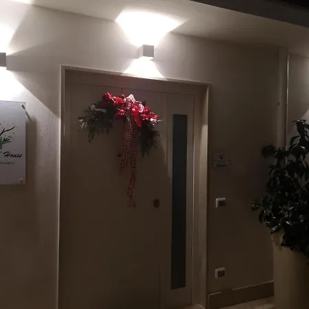 Sisters' House-2